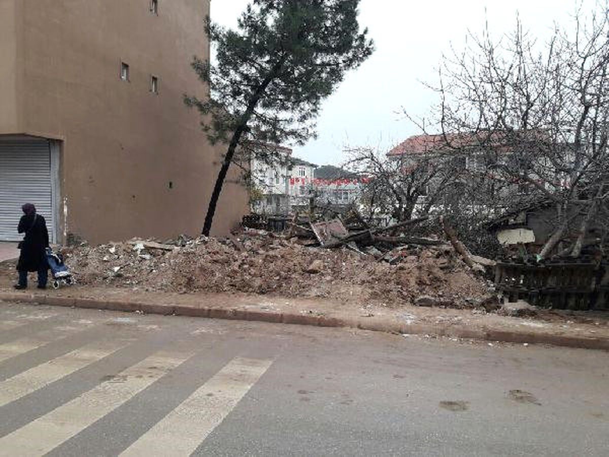 Liseli Elif, Okula Giderken Çöken Duvarın Altında Kaldı (2)
