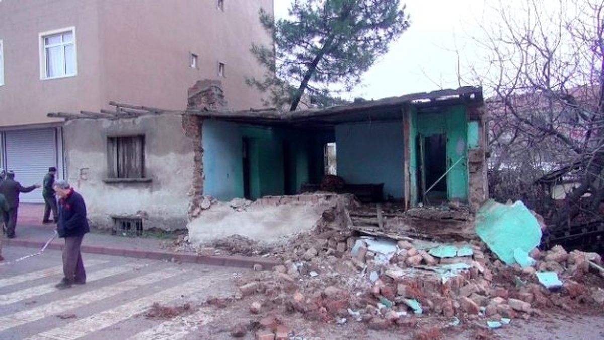 Liseli Elif, Okula Giderken Çöken Duvarın Altında Kaldı