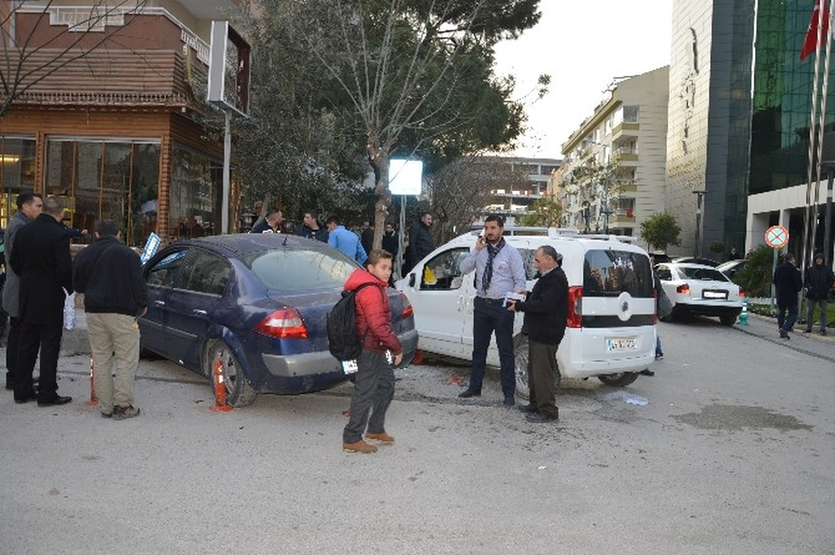 Manisa\'da İki Otomobil Çarpıştı: 4 Yaralı