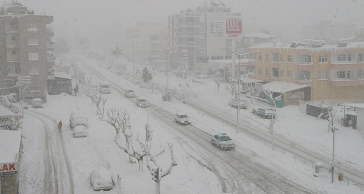 Mersin\'de Kar Yağışı Hayatı Olumsuz Etkiliyor
