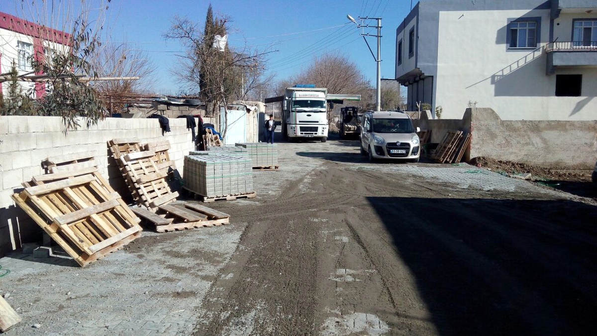 Mezra\'nın yolları kilit parke ile örülüyor
