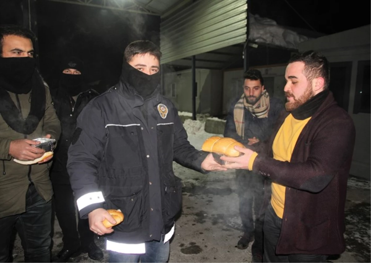 Muş\'ta, Ak Partili Gençlerden Polise Sıcak Çorba