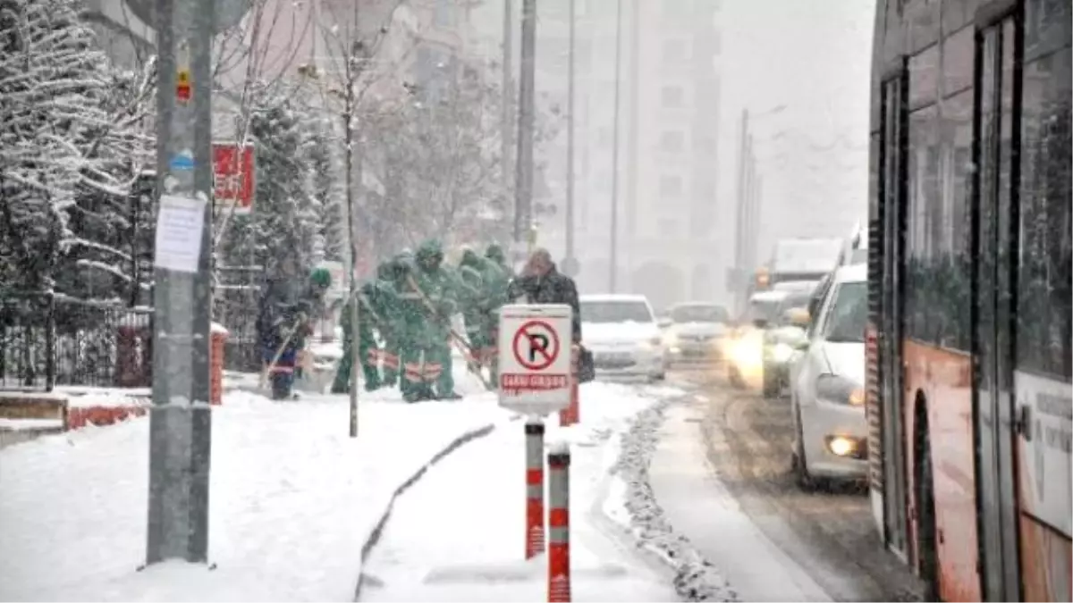 Mut Ilçesinde Etkili Kar Yağışı