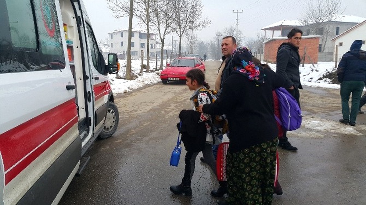 Öğrenci Servisi ile Otomobilin Karıştığı Kazada 12 Kişi Yaralandı