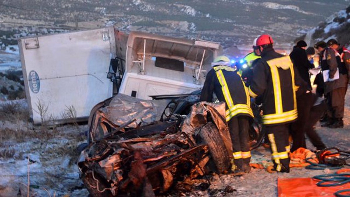 Otomobil ile Tır Çarpıştı: 2 Ölü, 1 Yaralı