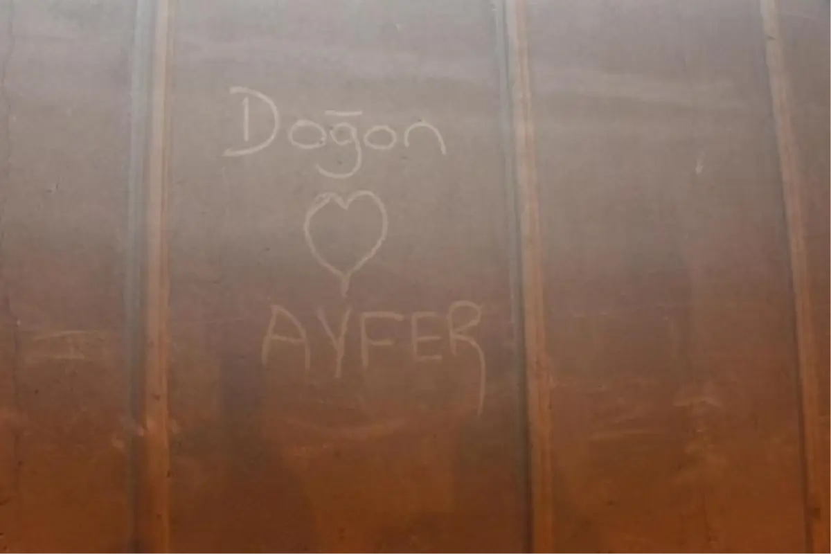 Otoyol Duvarına Kız Arkadaşının İsmini Yazan Liseli Karakola Götürüldü