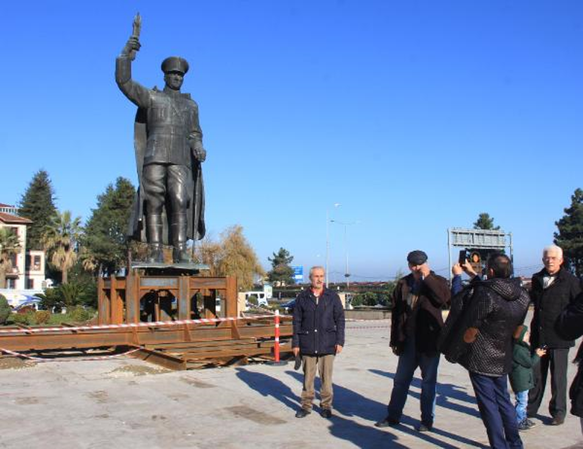 Rize\'de Atatürk Anıtı Valilik Önündeki Tören Alanına Konuldu