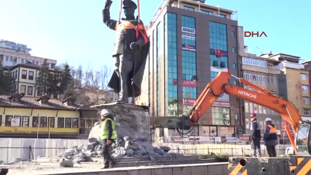 Rize\'de Atatürk Anıtı Valilik Önündeki Tören Alanına Konuldu