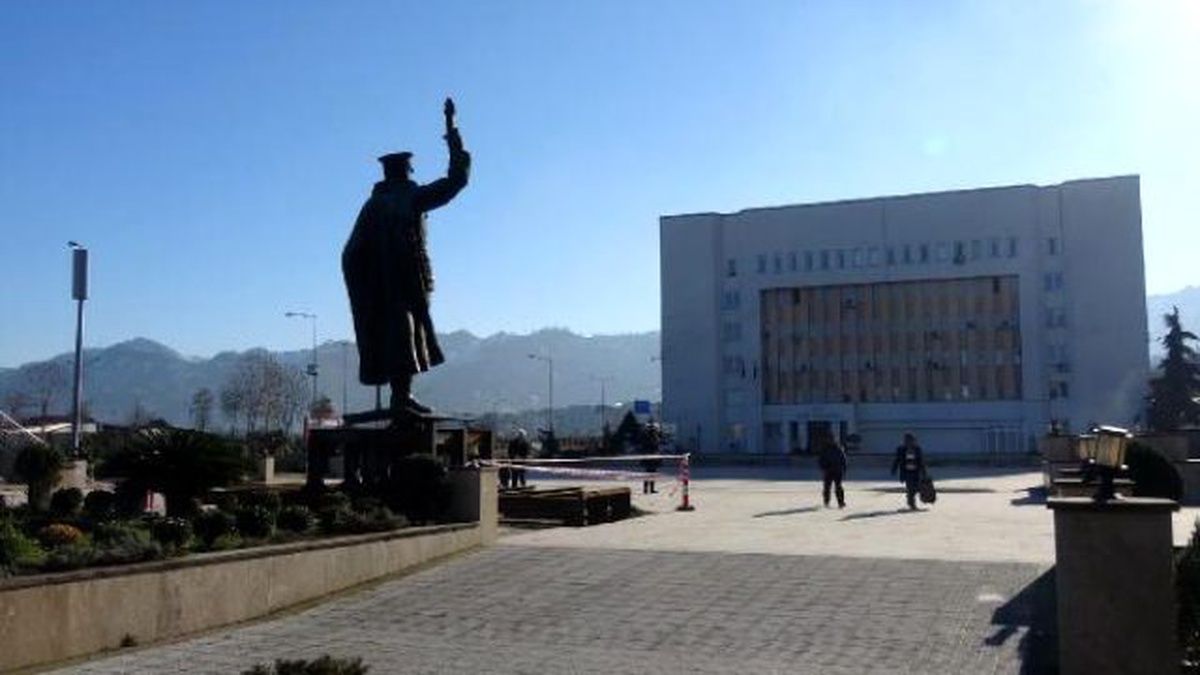 Rize\'de Atatürk Anıtı Valilik Önündeki Tören Alanına Konuldu