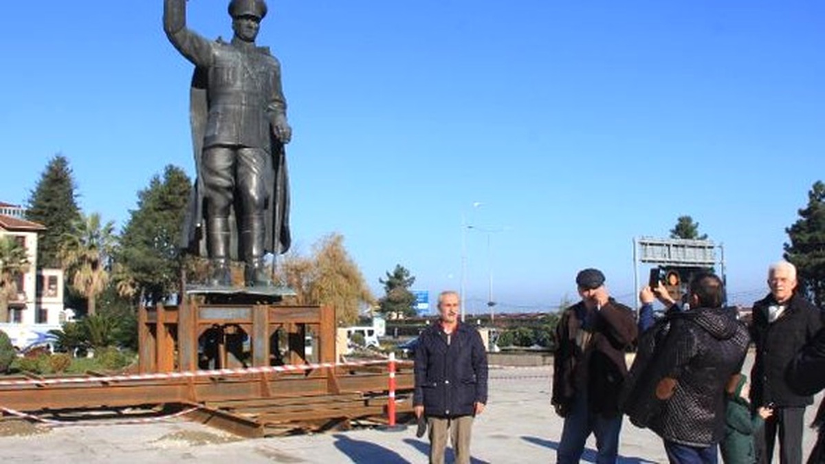 Rize\'de Atatürk Anıtı Valilik Önündeki Tören Alanına Konuldu (2)