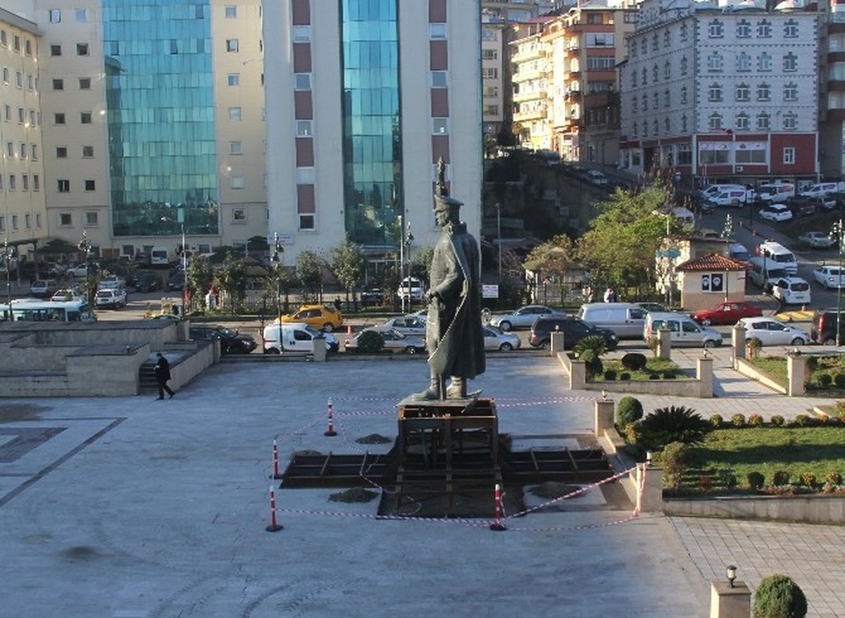 Rize\'de Atatürk Heykeli Yeni Yerine Taşındı