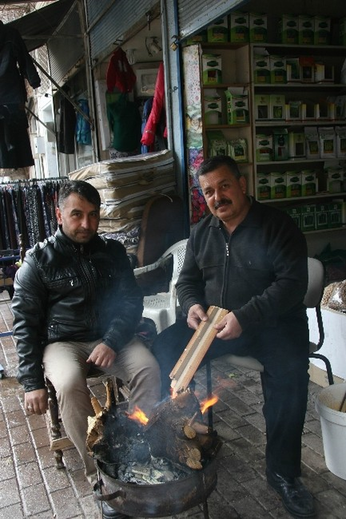 Sabah Pazarının Esnafı Ateş Yakarak Isınıyor