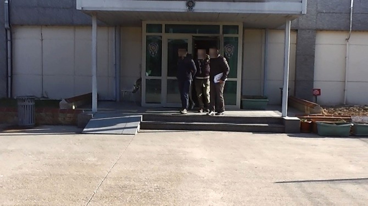 Sahte Pasaportla Yurt Dışına Çıkmak İsteyen Fetö\'cü Teğmen ve Eşi Yakalandı