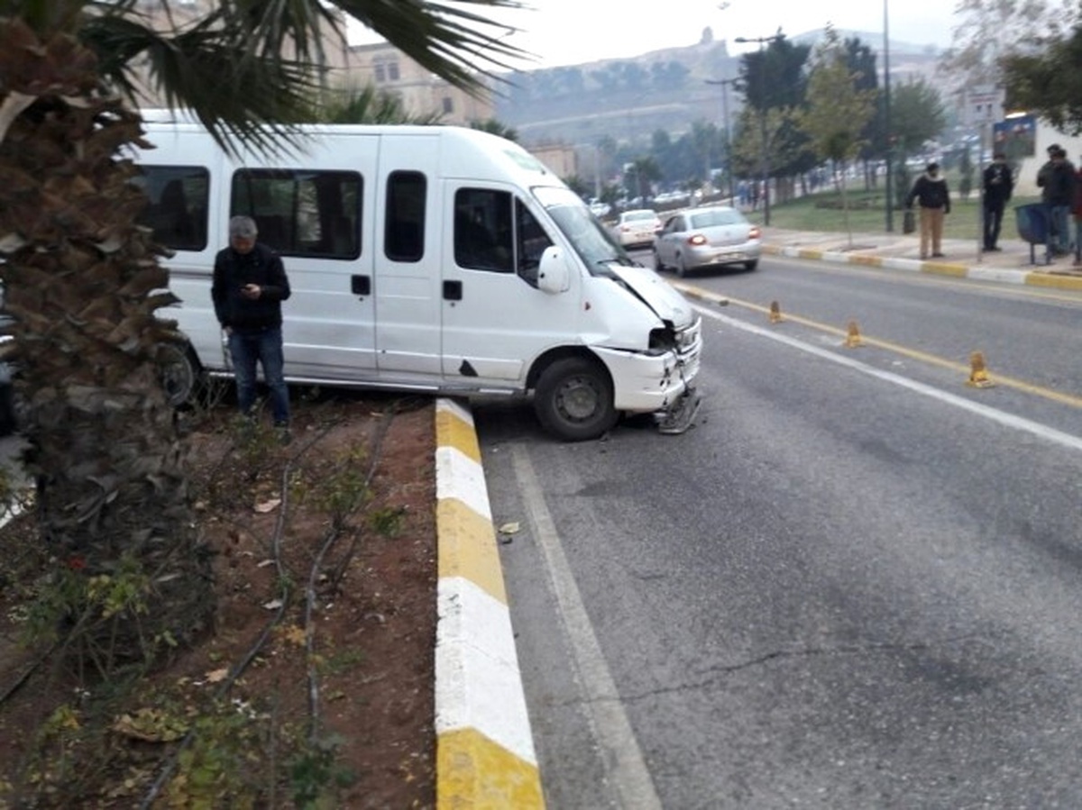 Şanlıurfa\'da Zincirleme Trafik Kazası: 2 Yaralı
