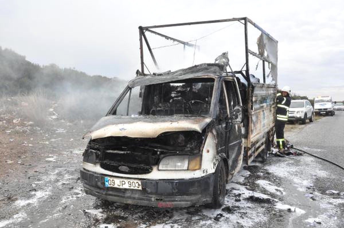 Seyir Halinde Kamyonet Alev Alev Yandı