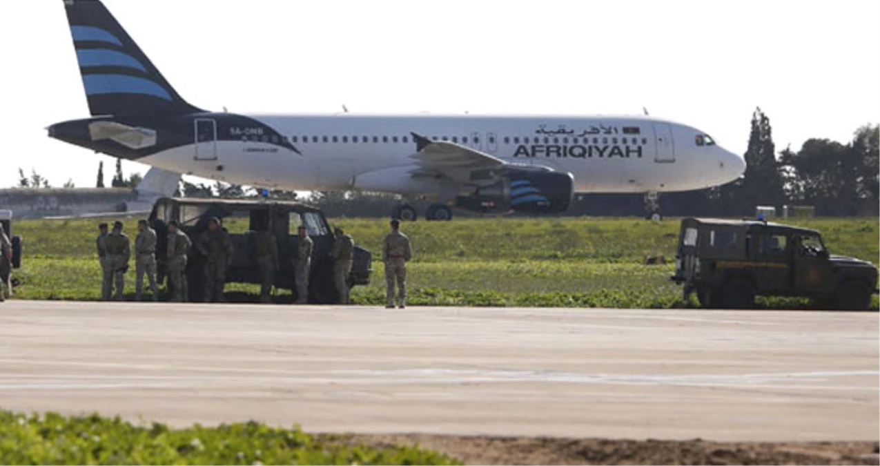 Kaçırılan Libya Uçağındaki Tüm Yolcuların Tahliye Edildiği Anlar Kamerada