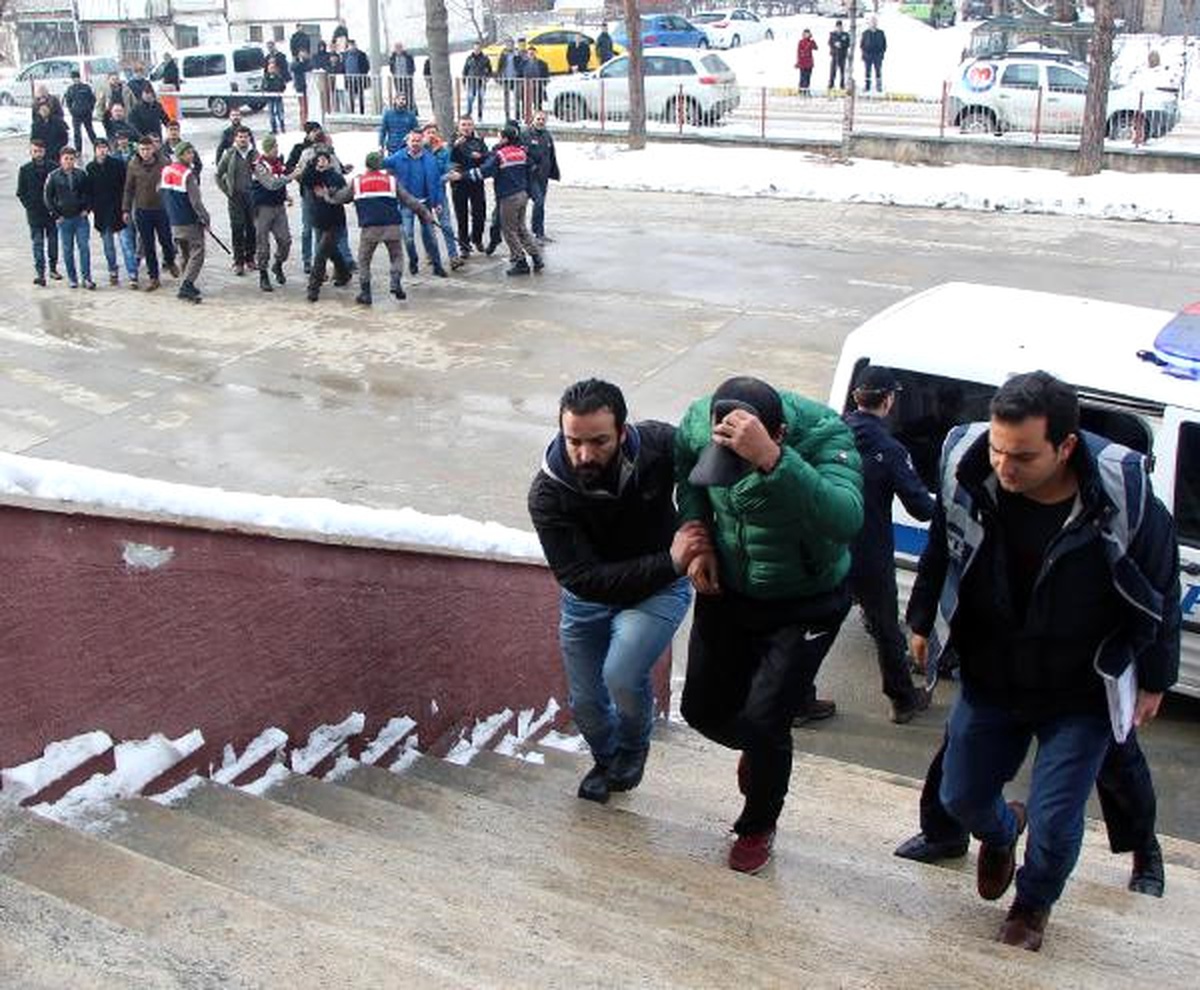 Taciz İddiasıyla Gözaltına Alınan Öğretmene Tepki