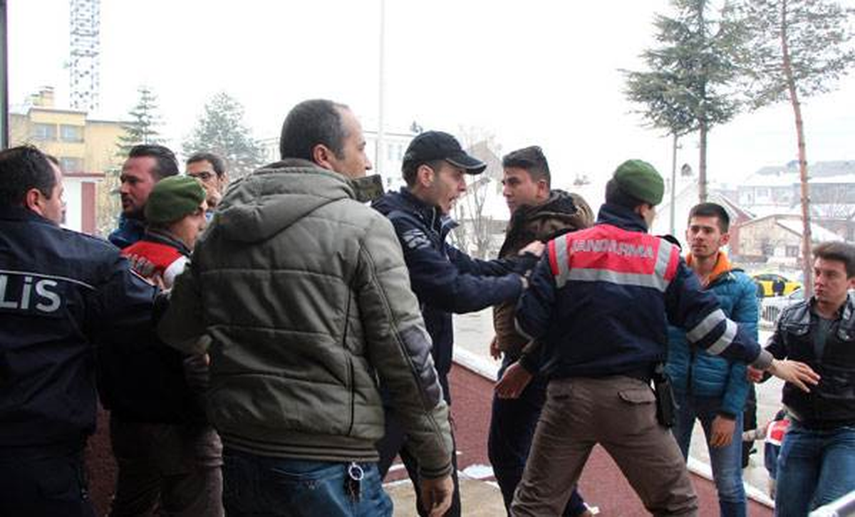 Taciz İddiasıyla Gözaltına Alınan Öğretmene Tepki (2)
