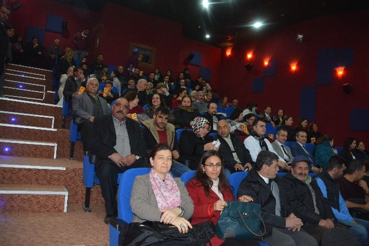 Torbalı\'daki Sinema Salonuna Yağmurlarda Yıkansam Filmiyle Açılış