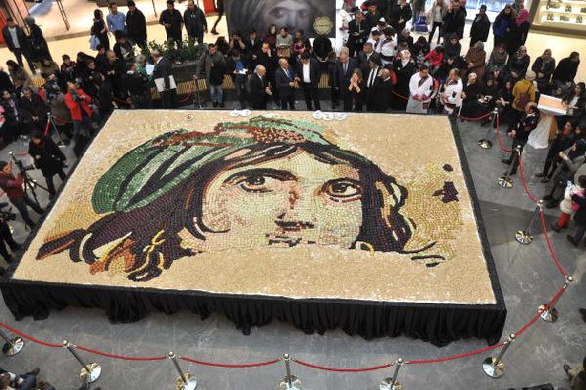 6 Bin 160 Baklava Dilimiyle Çingene Kız Mozaiği Yapılarak Rekor Kırıldı