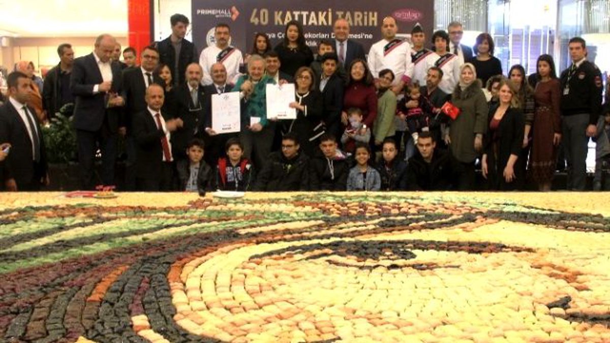 6 Bin 160 Baklava Dilimiyle Çingene Kız Mozaiği Yapılarak Rekor Kırıldı