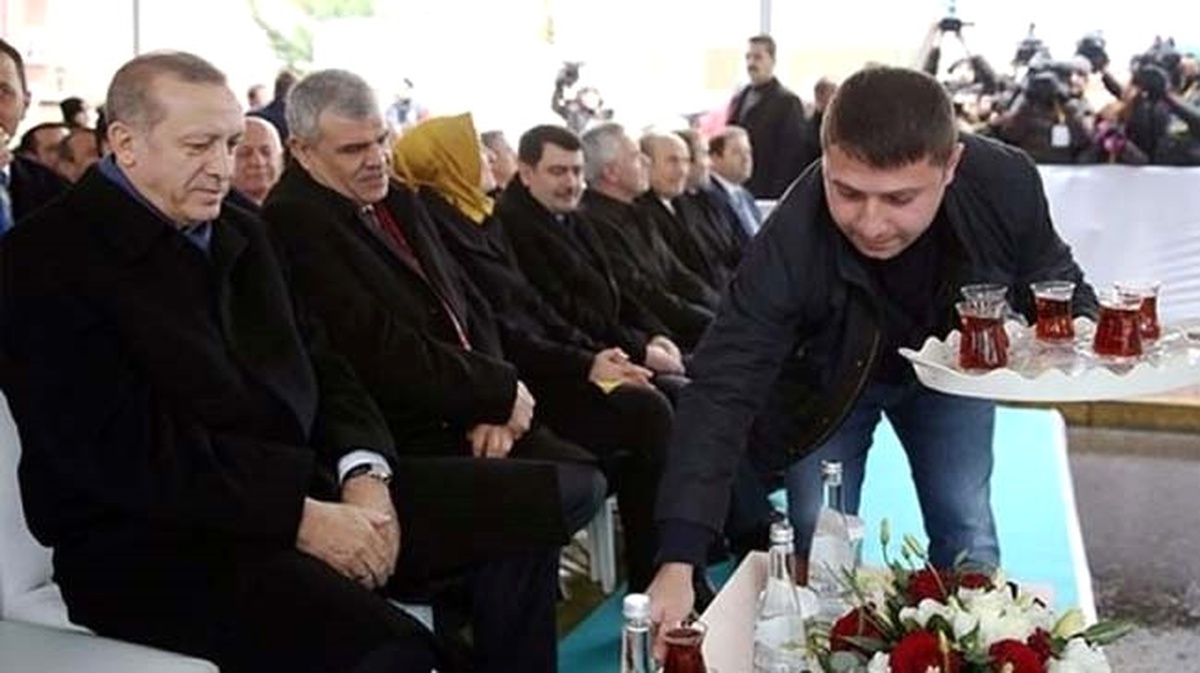 Açılış Töreninde Erdoğan\'a Sürpriz Çay İkramı