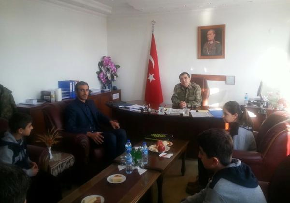 Adilcevaz\'da Öğrencilerden Jandarmaya Anlamlı Ziyaret