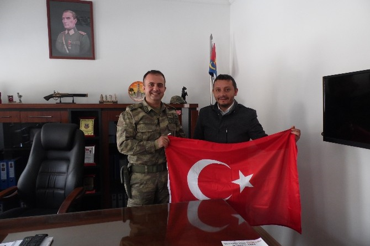 Akcan\'dan Jandarmaya Bayraklı Destek