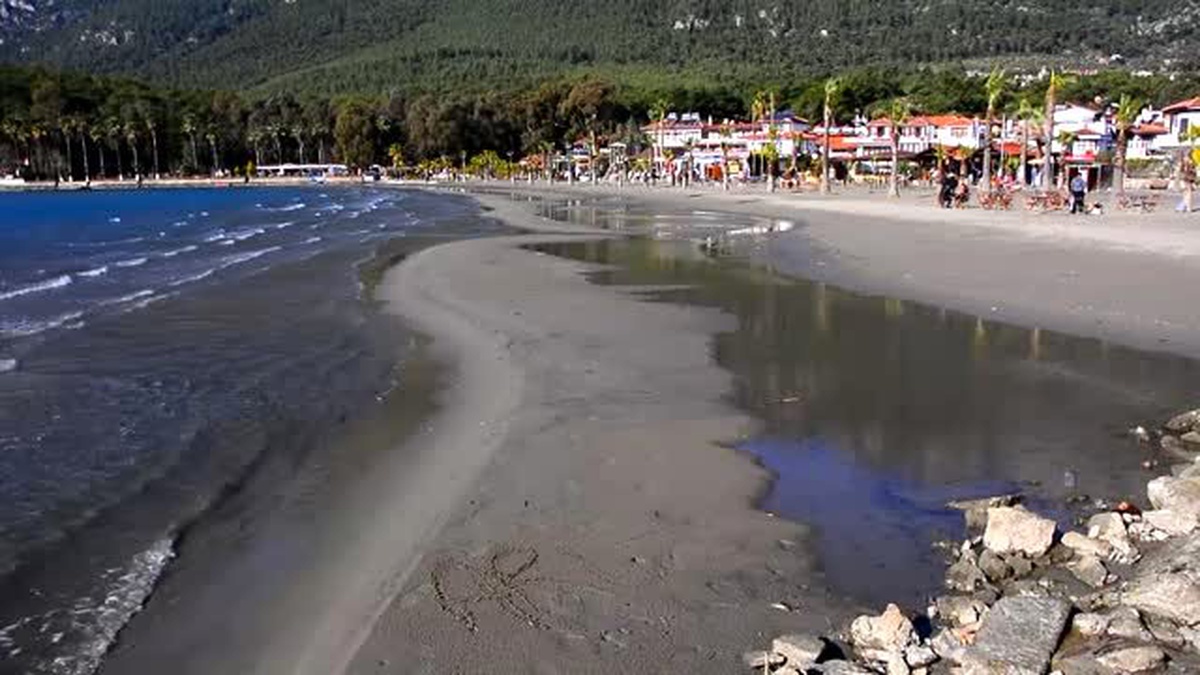 Akyaka Sahili\'nde Deniz Suyu 20 Metre Çekildi