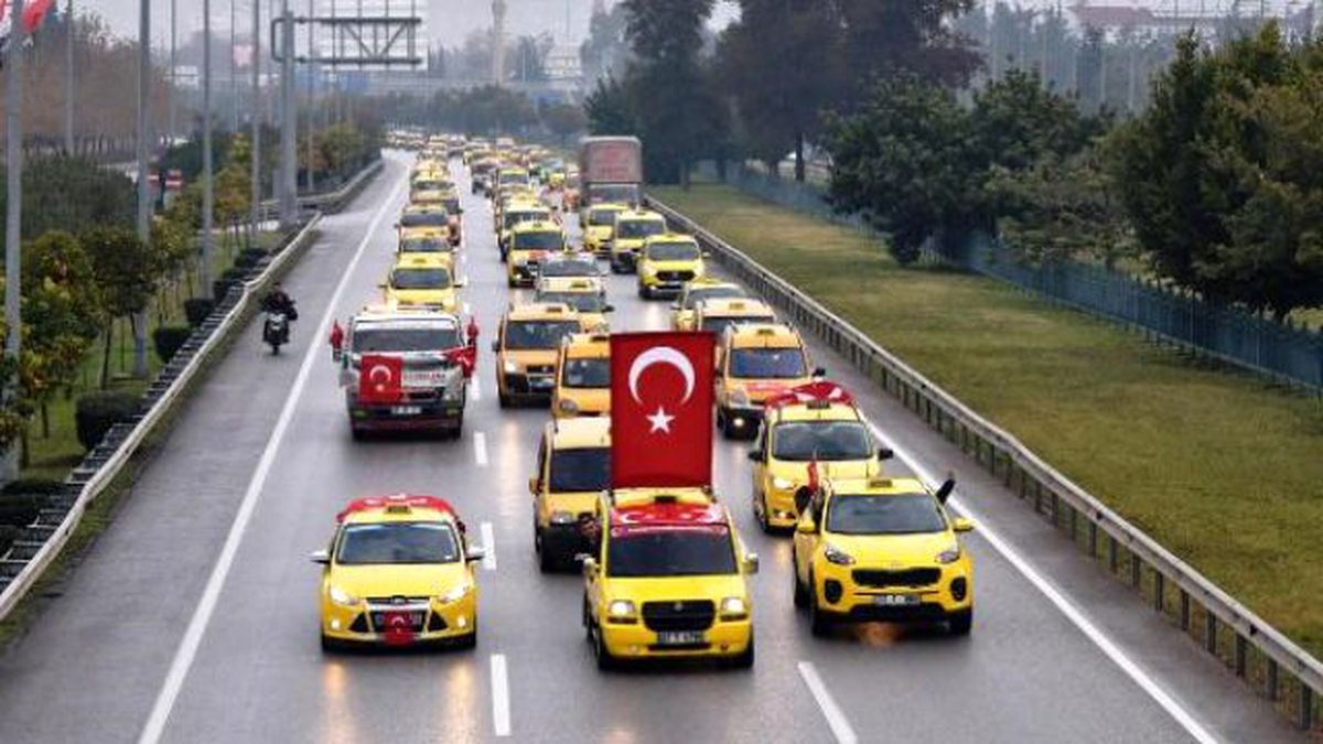 Antalya\'da 3 Bin 350 Servisçi ve Taksici Terörü Kınadı