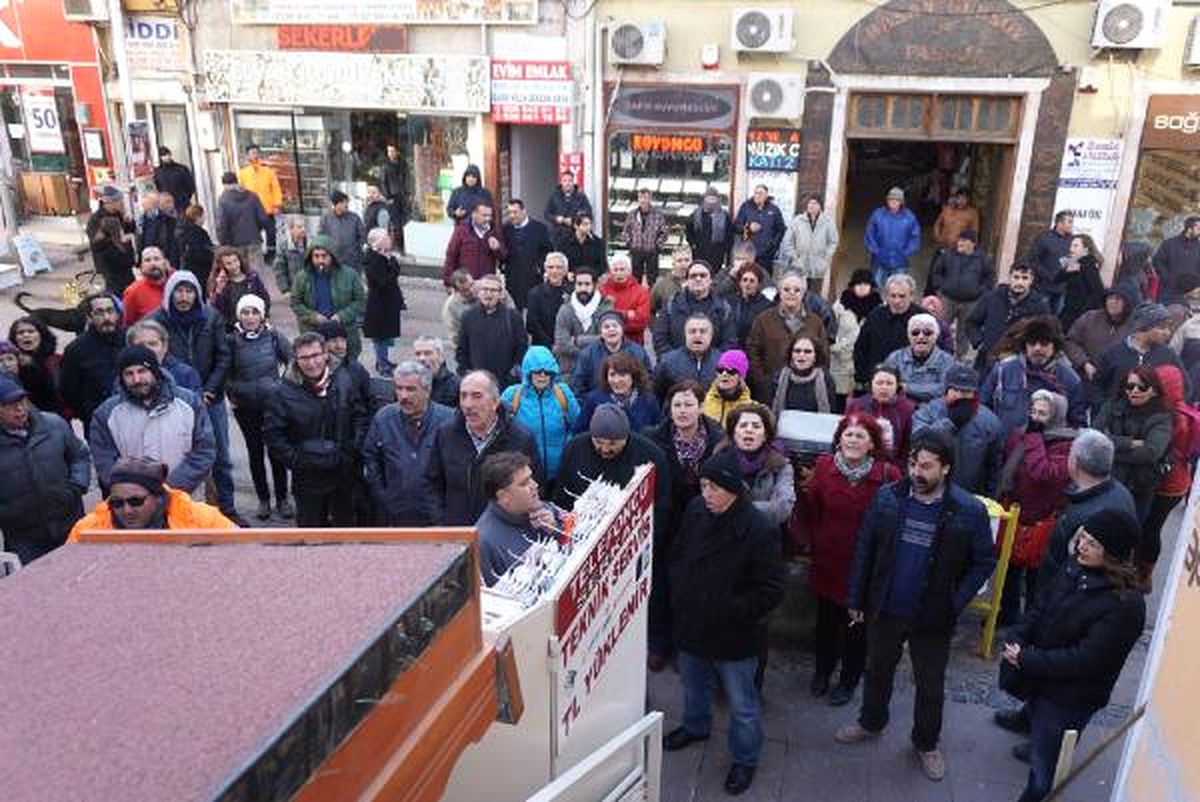 Ayvalık\'ta Açığa Alınan Öğretmen İçin İmza Kampanyası
