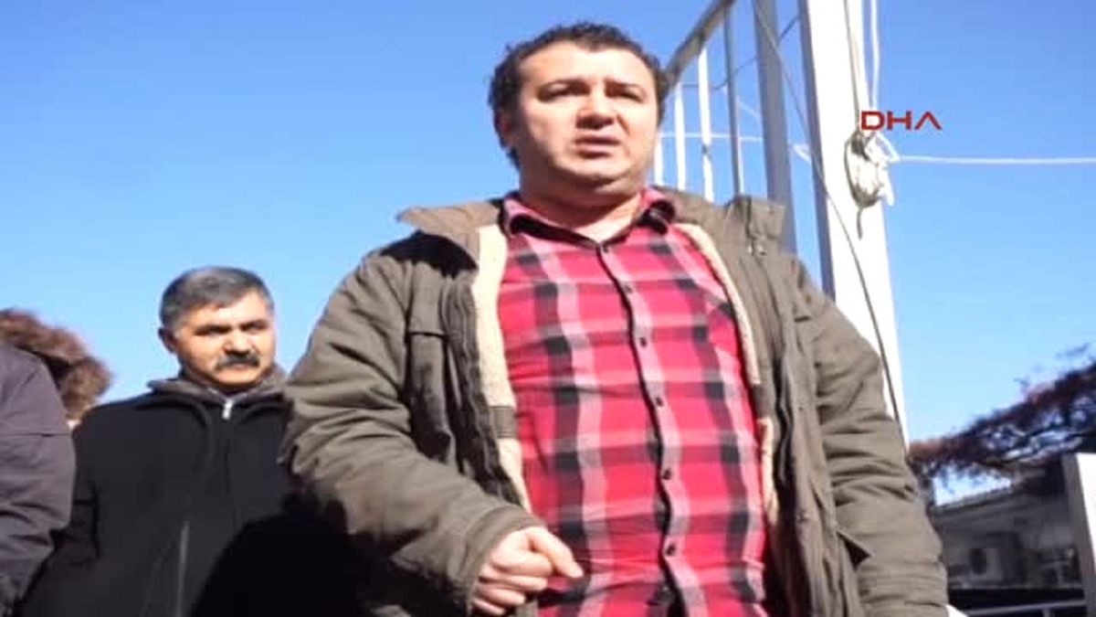 Ayvalık\'ta Açığa Alınan Öğretmen Için Imza Kampanyası