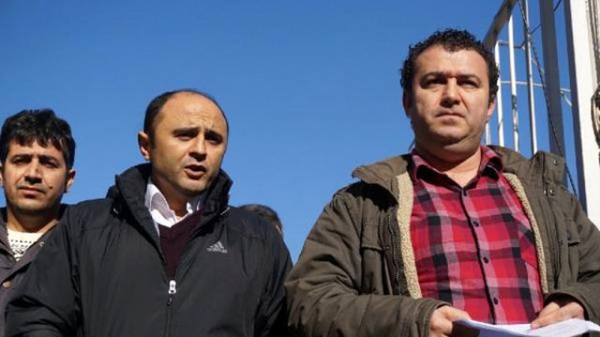 Ayvalık\'ta Açığa Alınan Öğretmen İçin İmza Kampanyası