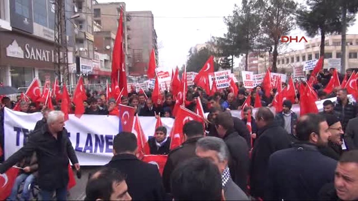 Batman\'da, "Teröre Lanet, Şehitlere Saygı" Mitingi