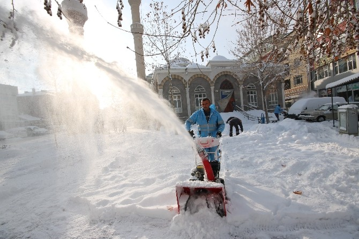Beyşehir\'de Kaldırımlar Kardan Arındırılıyor