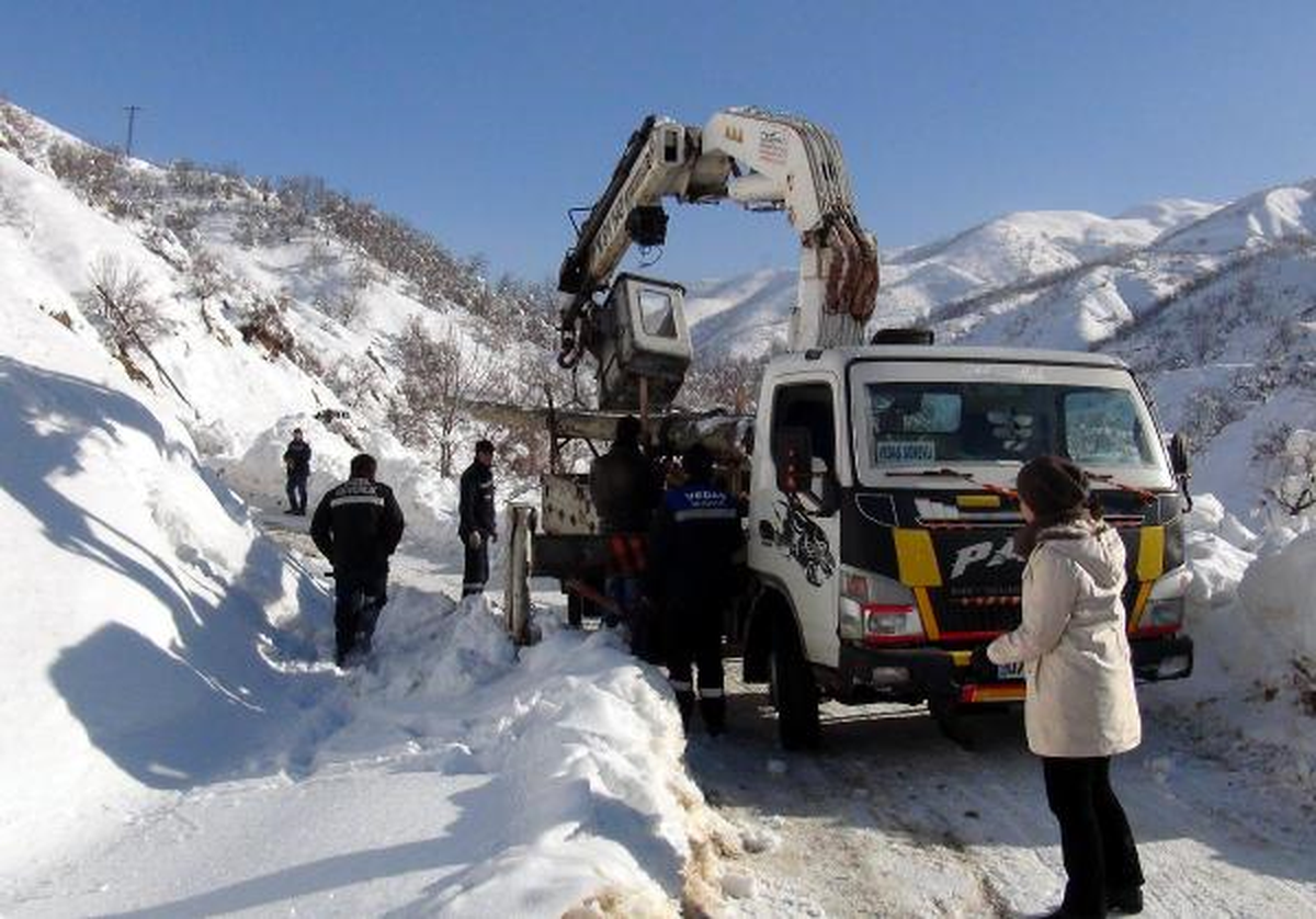 Bitlis\'te Karda Köylüleri Elektriksiz Bırakmamak İçin Seferberlik