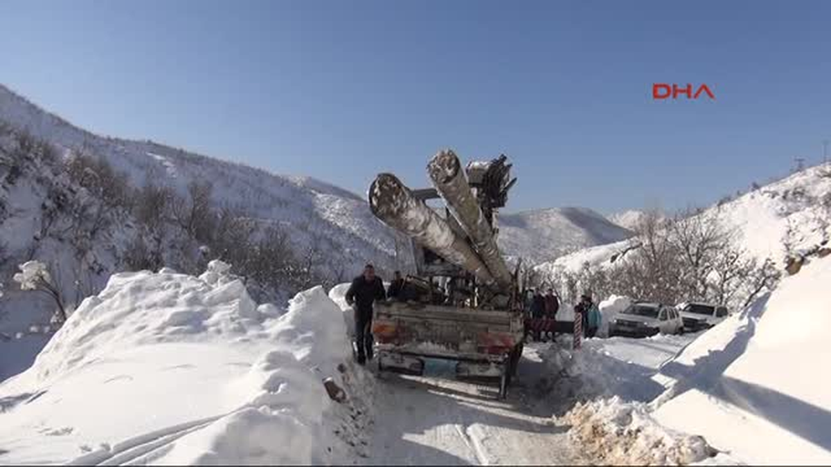Bitlis\'te Karda Köylüleri Elektriksiz Bırakmamak Için Seferberlik
