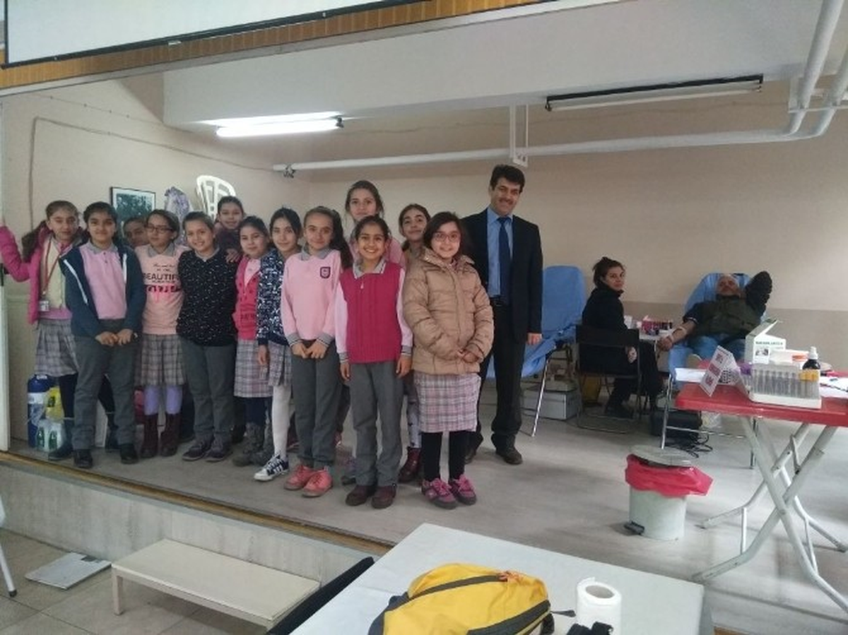 Bu Okulda Öğretmen ve Veliler Kan Bağışı\'nı Geleneksel Hale Getirdi