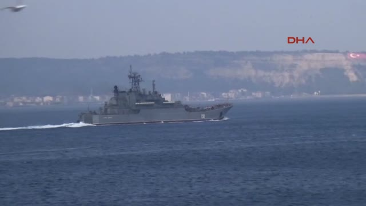 Çanakkale Rus Savaş Gemisi Çanakkale\'den Geçti