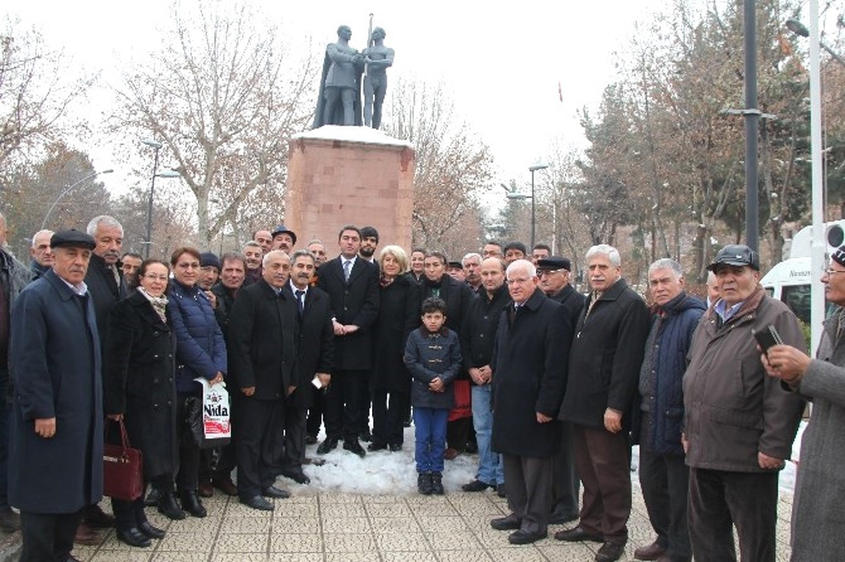 CHP\'lilerden Atatürk Anıtının Taşınmasına Tepki