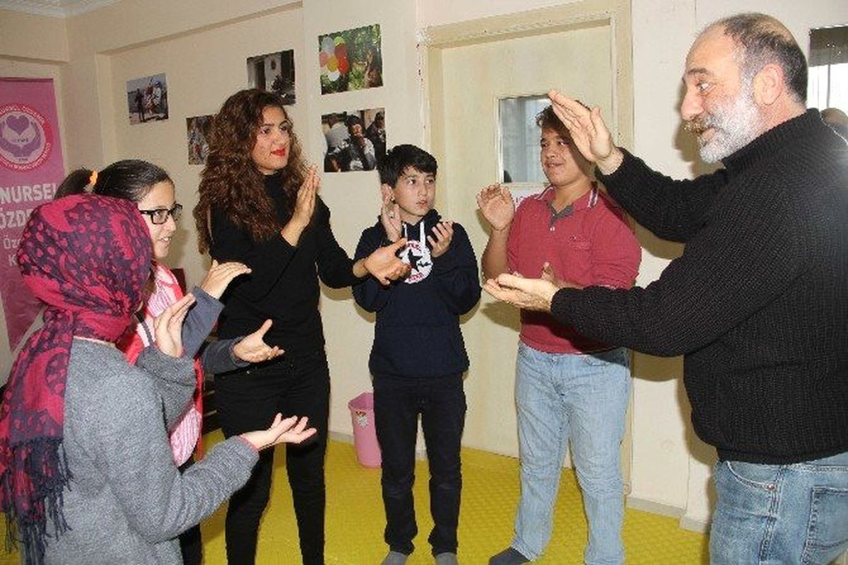 Engelli Öğrencilere \'Beden Müziği\' Eğitimi