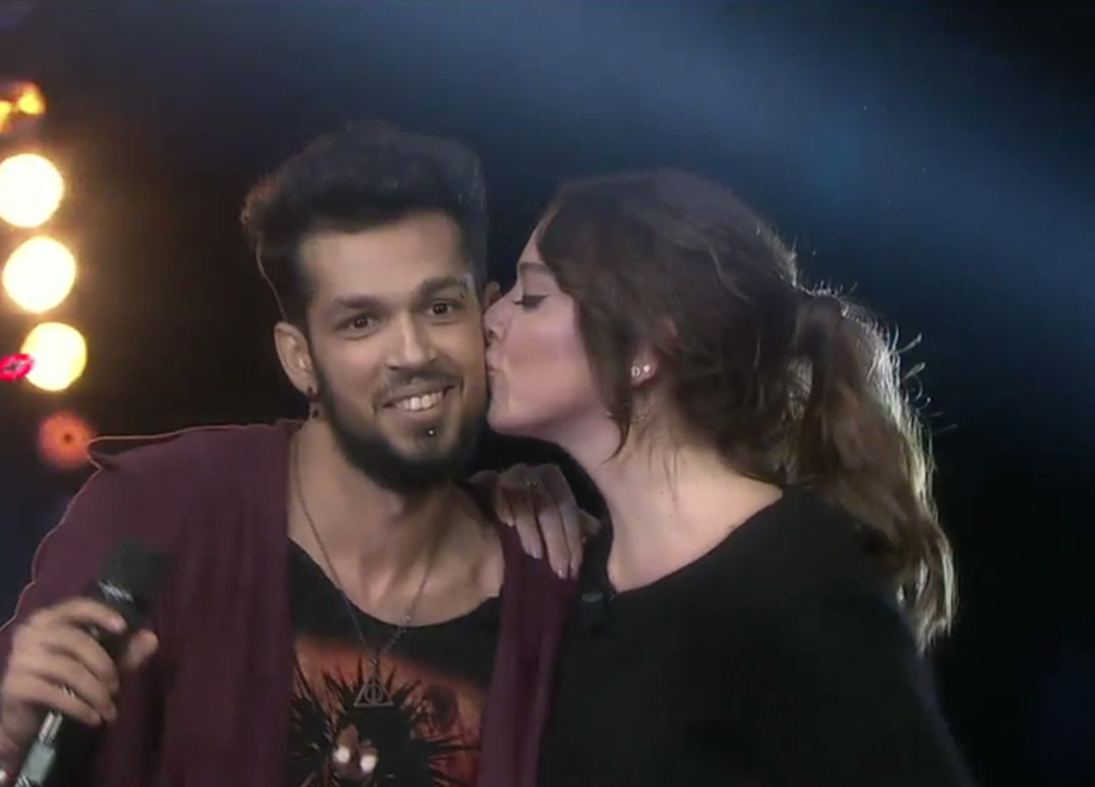 Hadise\'nin Öpücüğü Olay Oldu! Şarkı Sırasında...