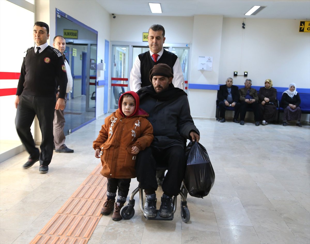 Halep\'te Kaybettiği Babasına ve Kardeşine Kavuştu
