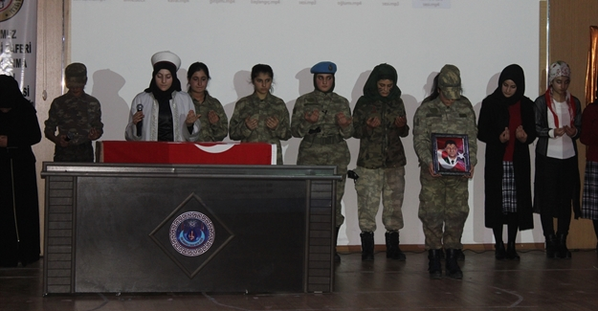 İmam Hatipli Öğrenciler 15 Temmuz\'u Sahneledi