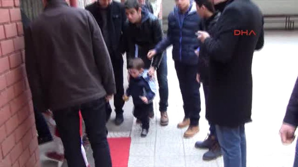 Iskenderun Çocuklar Hediyelerini Kilisede Noel Babadan Aldı