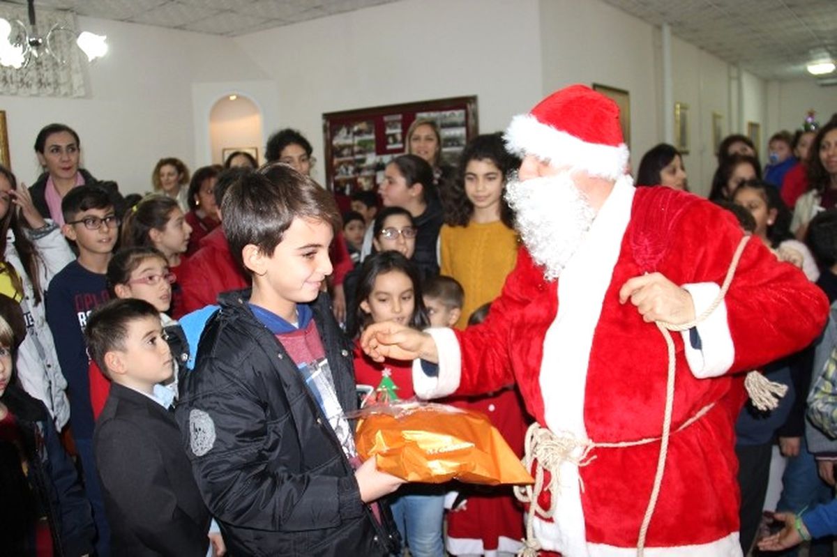 İskenderun\'da Çocukların Noel Baba Sevinci