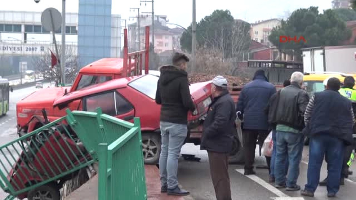Izmit Kaza Yapan Araçlar Duvarda Asılı Kaldı