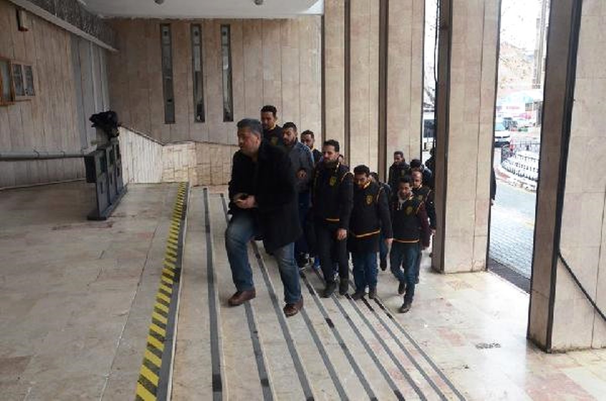 Kar Maskeli Silahlı Saldırganlar Güvenlik Kamerasına Yansıdı