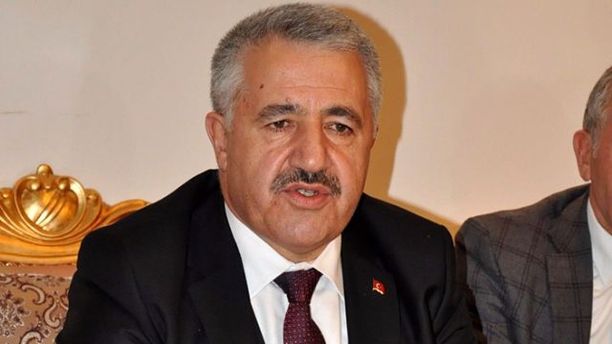 Kars Bakan Arslan Avrasya Tüneli\'nde Selfie Çekip Trafiği Tehlikeye Sokuyorlar
