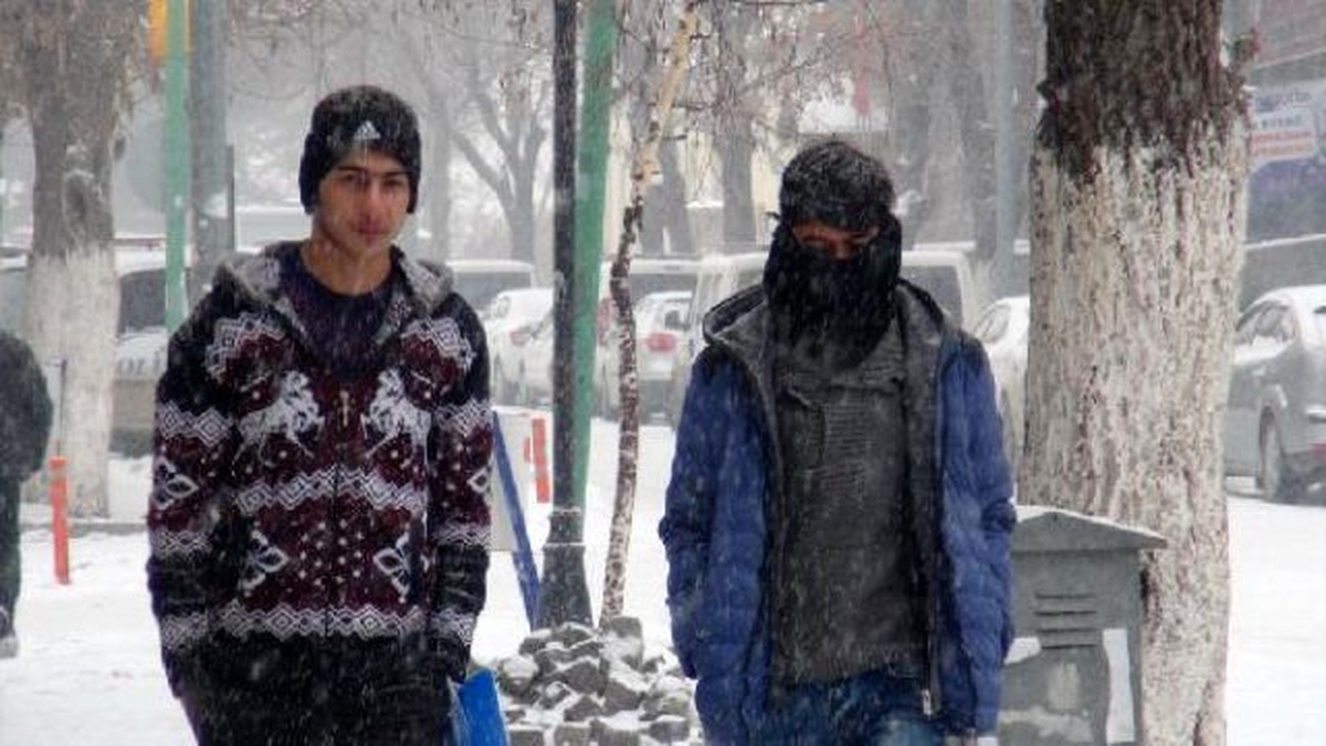 Kars Dondurucu Soğukların Yaşandığı Doğu\'da Kar Yağışı Yeniden Başladı